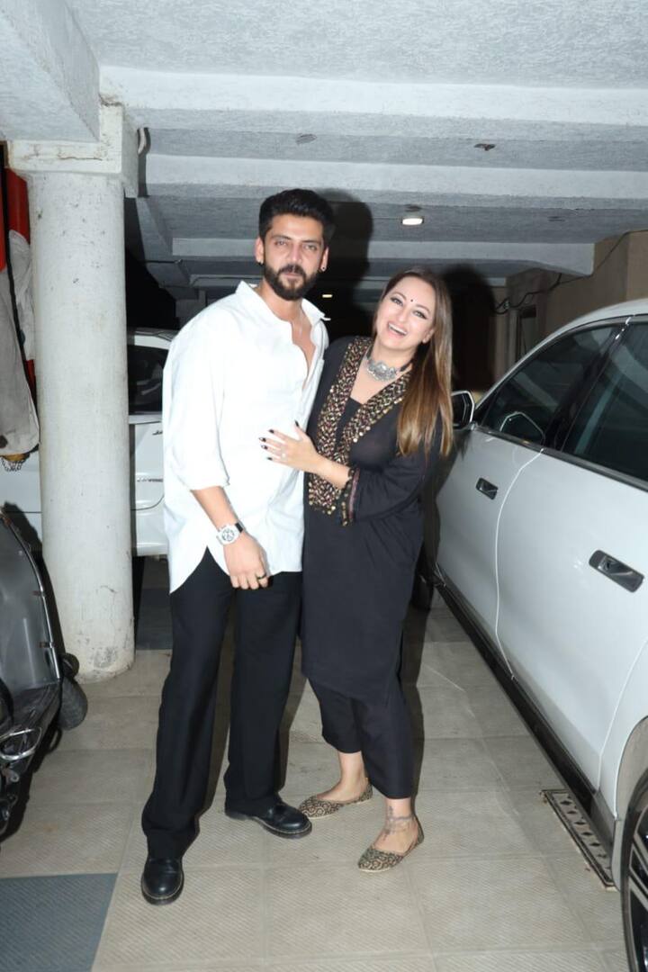Sonakshi wore a black color suit in which she looked very beautiful. He completed his look with neckpiece.