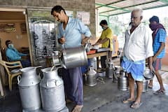 Milk Price Hike :  शेतकऱ्यांना दिलासा! गाय दूध खरेदी दरात दोन रुपयांची वाढ; 1 एप्रिलपासून नवे दर लागू