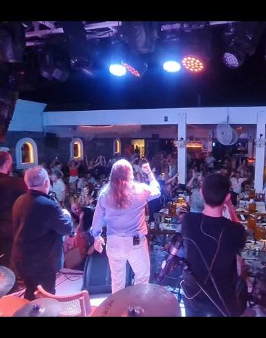 ਮਸ਼ਹੂਰ ਗਾਇਕ ਪਰਫਾਰਮ ਕਰਦੇ ਹੋਇਆ ਬੇਹੋਸ਼, ਫੈਨਜ਼ ਸਾਹਮਣੇ ਮੌਤ...