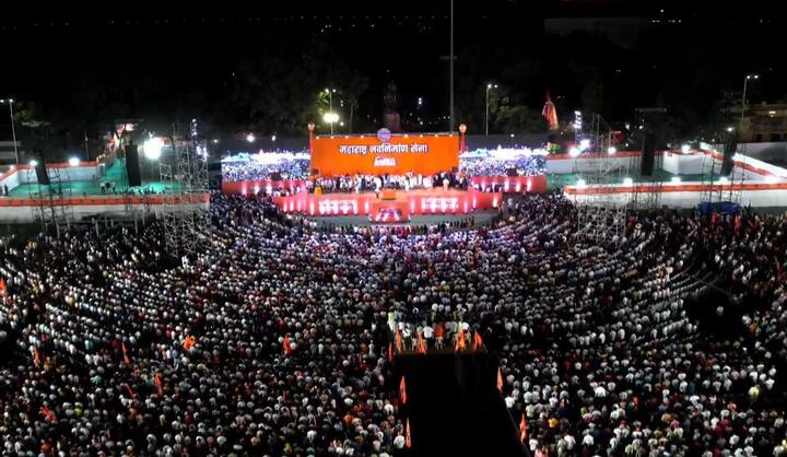 राज ठाकरेंनी भाषण संपताच एका महाराष्ट्र सैनिकाला देखील मंचावर बोलावलं.