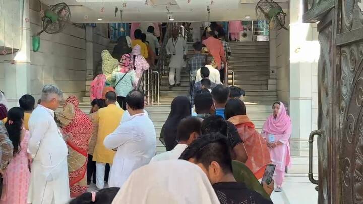 इसके अलावा, बस और निजी वाहनों से भी मंदिर तक आसानी से पहुंचा जा सकता है. झंडेवालान मंदिर केवल एक पूजा स्थल नहीं, बल्कि यह आस्था, शक्ति और भक्ति का प्रतीक है.