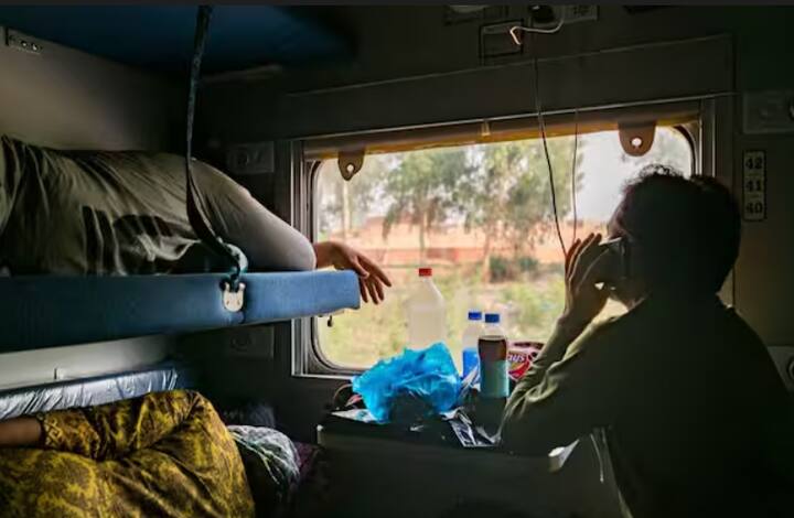 ਰਾਤ 10 ਵਜੇ ਤੋਂ ਬਾਅਦ ਮਿਡਲ ਬਰਥ 'ਤੇ ਬੈਠਾ ਯਾਤਰੀ ਸੌਣਾ ਚਾਹੁੰਦਾ ਹੈ। ਤਾਂ ਲੋਅਰ ਬਰਥ 'ਤੇ ਬੈਠੇ ਯਾਤਰੀ ਨੂੰ ਆਪਣੀ ਸੀਟ ਖੋਲ੍ਹਣ ਦੀ ਇਜਾਜ਼ਤ ਦੇਣੀ ਪਵੇਗੀ। ਲੋਅਰ ਬਰਥ 'ਤੇ ਬੈਠਾ ਯਾਤਰੀ ਇਸ 'ਤੇ ਕੋਈ ਇਤਰਾਜ਼ ਨਹੀਂ ਕਰ ਸਕਦਾ ਅਤੇ ਨਾ ਹੀ ਇਸਨੂੰ ਰੋਕ ਸਕਦਾ ਹੈ।