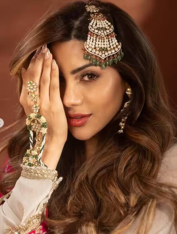 निक्की नेहमीच तिच्या हटके आऊटफिट्सनी सर्वांचं लक्ष वेधून घेत असते.