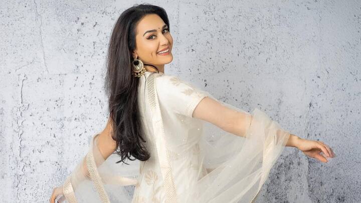 Preity Zinta wore a white organza Anarkali suit with beautiful golden prints adorning its whole border – fit for the occasion of Navratri. The subtle shimmer and light gold work look perfect and complement the festive feel. Heavy pearl earrings have brought sophistication to the look. (Image Source: Instagram/ realpz)