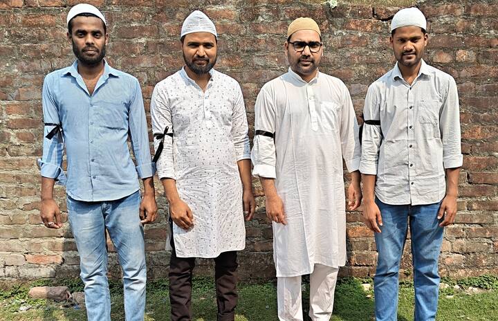 देश में कई जगह वक्फ बिल के विरोध में काली पट्टियां बांधकर लोग नमाज अदा करने पहुंचे. तमिलनाडु के त्रिची में बड़ी संख्या में सड़कों पर नमाज अदा की गई.