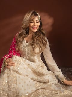 ईद पर व्हाइट सूट और पिंक दुपट्टा पहन निक्की तंबोली लगीं चांद का टुकड़ा, एक्ट्रेस की हर तस्वीर बना देगी दीवाना