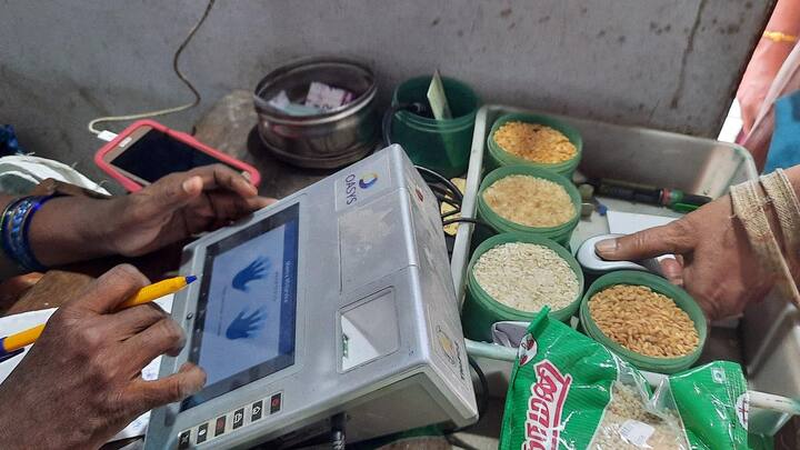 ਅਜਿਹੀ ਸਥਿਤੀ ਵਿੱਚ, ਉਪਰੋਕਤ ਪਰਿਵਾਰਾਂ ਨੂੰ ਕੇਂਦਰ ਸਰਕਾਰ ਵੱਲੋਂ ਦਿੱਤੀ ਜਾਣ ਵਾਲੀ ਮੁਫ਼ਤ ਕਣਕ ਦਾ ਲਾਭ ਗੁਆਉਣ ਅਤੇ ਉਨ੍ਹਾਂ ਦੇ ਰਾਸ਼ਨ ਕਾਰਡ ਰੱਦ ਹੋਣ ਦਾ ਖ਼ਤਰਾ ਹੈ। ਦੱਸ ਦੇਈਏ ਕਿ ਕੇਂਦਰ ਸਰਕਾਰ ਦੀ ਰਾਸ਼ਟਰੀ ਖੁਰਾਕ ਸੁਰੱਖਿਆ ਐਕਟ 2013 ਯੋਜਨਾ ਦੇ ਤਹਿਤ, ਖੁਰਾਕ ਅਤੇ ਸਪਲਾਈ ਵਿਭਾਗ ਦੇ ਅਧਿਕਾਰੀਆਂ ਅਤੇ ਕਰਮਚਾਰੀਆਂ ਦੀਆਂ ਵੱਖ-ਵੱਖ ਟੀਮਾਂ, ਡਿਪੂ ਹੋਲਡਰਾਂ ਰਾਹੀਂ, ਰਾਸ਼ਨ ਕਾਰਡ ਵਿੱਚ ਰਜਿਸਟਰਡ ਹਰੇਕ ਮੈਂਬਰ ਦਾ ਈ-ਕੇਵਾਈਸੀ ਕਰਦੀਆਂ ਹਨ। ਅਜਿਹਾ ਕਰਨ ਦਾ ਕੰਮ ਜੰਗੀ ਪੱਧਰ 'ਤੇ ਕੀਤਾ ਜਾ ਰਿਹਾ ਹੈ ਜਿਸ ਲਈ ਸਰਕਾਰ ਵੱਲੋਂ ਈ-ਕੇਵਾਈਸੀ ਸ਼ੁਰੂ ਕੀਤਾ ਗਿਆ ਹੈ। ਕੰਮ ਨੂੰ ਪੂਰਾ ਕਰਨ ਦੀ ਆਖਰੀ ਮਿਤੀ 31 ਮਾਰਚ, 2025 ਨਿਰਧਾਰਤ ਕੀਤੀ ਗਈ ਸੀ।