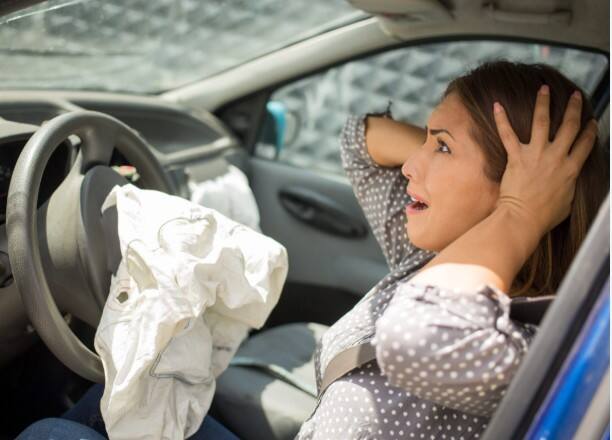 ਇਸ ਤਰ੍ਹਾਂ ਕੰਮ ਕਰਦੇ ਹਨ ਏਅਰਬੈਗ  ਕਾਰ ਵਿੱਚ ਕਈ ਤਰ੍ਹਾਂ ਦੇ ਸੈਂਸਰ ਲੱਗੇ ਹੁੰਦੇ ਹਨ, ਜਿਨ੍ਹਾਂ ਵਿੱਚੋਂ ਇੱਕ ਸੈਂਸਰ ਏਅਰਬੈਗ ਨਾਲ ਜੁੜਿਆ ਹੁੰਦਾ ਹੈ। ਹੁਣ ਜਿਵੇਂ ਹੀ ਕਾਰ ਕਿਸੇ ਚੀਜ਼ ਨਾਲ ਟਕਰਾਉਂਦੀ ਹੈ, ਇਹ ਸੈਂਸਰ ਐਕਟਿਵ ਹੋ ਜਾਂਦਾ ਹੈ ਅਤੇ ਕਾਰ ਵਿੱਚ ਲਗਾਏ ਗਏ ਇਨਫਲੇਟਰ ਨੂੰ ਇੱਕ ਇਲੈਕਟ੍ਰਾਨਿਕ ਸਿਗਨਲ ਭੇਜਦਾ ਹੈ। ਇਹ ਇਨਫਲੇਟਰ ਏਅਰਬੈਗ ਵਿੱਚ ਫਿੱਟ ਹੁੰਦਾ ਹੈ, ਜਿਵੇਂ ਹੀ ਇਨਫਲੇਟਰ ਸਿਗਨਲ ਪ੍ਰਾਪਤ ਕਰਦਾ ਹੈ, ਏਅਰਬੈਗ ਫੁੱਲ ਜਾਂਦਾ ਹੈ।