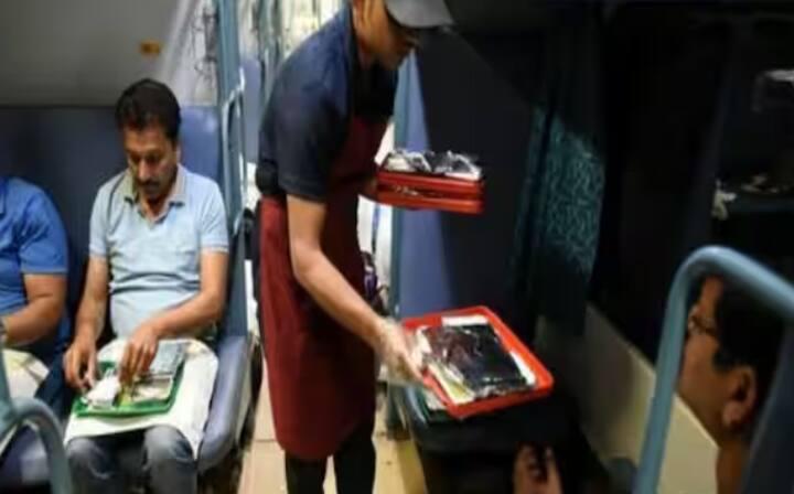 ਰੇਲ ਵਿੱਚ ਰਾਤ 10 ਵਜੇ ਤੋਂ ਬਾਅਦ ਔਨਲਾਈਨ ਖਾਣਾ ਨਹੀਂ ਪਰੋਸਿਆ ਜਾ ਸਕਦਾ। ਪਰ ਤੁਸੀਂ ਈ-ਕੇਟਰਿੰਗ ਸਰਵਿਸ ਨਾਲ ਰਾਤ ਦੇ ਖਾਣੇ ਜਾਂ ਸਨੈਕਸ ਦਾ ਪਹਿਲਾਂ ਤੋਂ ਆਰਡਰ ਕਰ ਸਕਦੇ ਹੋ। ਇਸ ਲਈ, ਜੇਕਰ ਤੁਸੀਂ ਰੇਲਗੱਡੀ ਰਾਹੀਂ ਯਾਤਰਾ ਕਰਦੇ ਹੋ, ਤਾਂ ਇਨ੍ਹਾਂ ਨਿਯਮਾਂ ਦਾ ਰੱਖੋ ਧਿਆਨ।