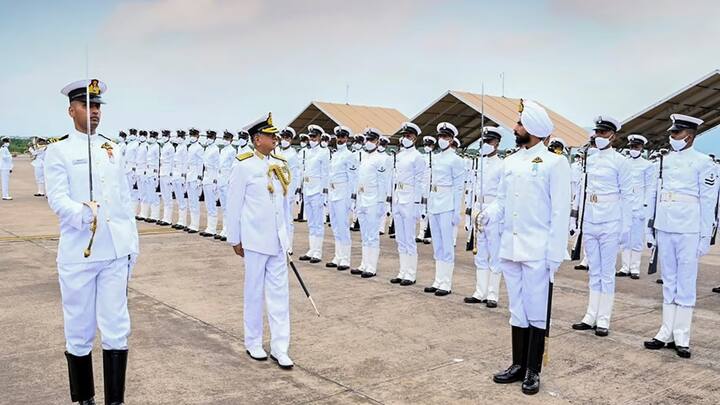 અગ્નિવીર એમઆર પોસ્ટ્સ માટે ઉમેદવારે કોઈપણ માન્ય બોર્ડમાંથી હાઇસ્કૂલ (10મું) પાસ કરેલું હોવું જોઈએ. જ્યારે SSR પોસ્ટ્સ માટે 12મા ધોરણમાં ગણિત અને ભૌતિકશાસ્ત્ર ફરજિયાત વિષયો તરીકે હોવા ફરજિયાત છે, સાથે સાથે કોમ્પ્યુટર સાયન્સ/રસાયણશાસ્ત્ર/જીવવિજ્ઞાનમાંથી કોઈપણ એક વિષય પણ હોવો ફરજિયાત છે.