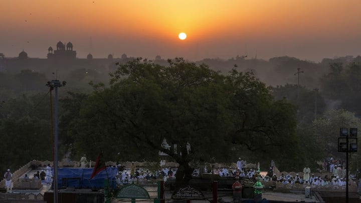 উষ্ণ ইদ। দক্ষিণবঙ্গের সব জেলাতেই আজ হট ডে পরিস্থিতি। পশ্চিমাঞ্চলের জেলাগুলিতে গরম অনেকটাই বেশি থাকবে। কলকাতাতেও বেলা গড়ালে অস্বস্তি বাড়বে। তাপমাত্রা ৩৮ ডিগ্রি ছুঁতে পারে। 
