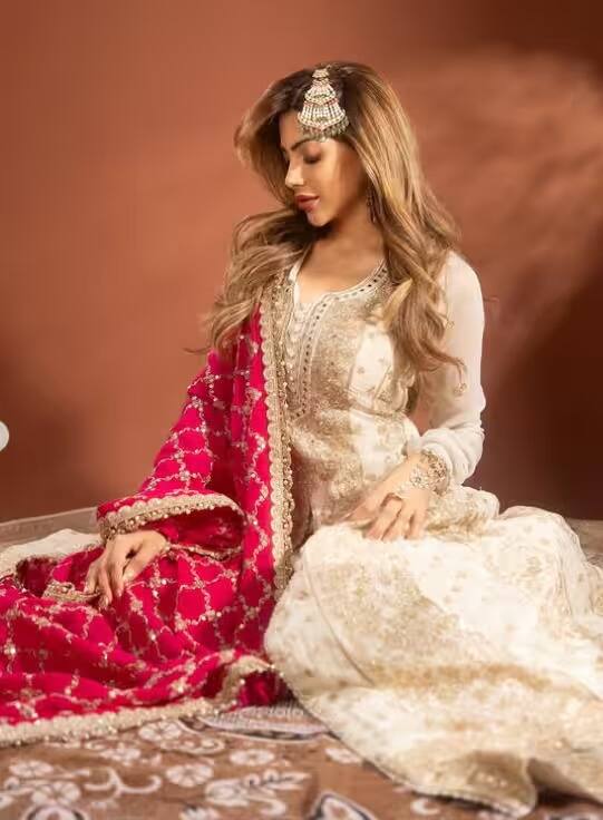 निक्कीनं तिचा ईद लूकसाठी कोणतीही हेअरस्टाईल न करता, केस मोकळे सोडले आहेत.