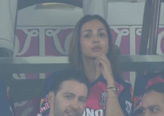 मलायका अरोरा श्रीलंकेचा माजी कर्णधार कुमार संगाकाराला डेट करत असल्याची चर्चा सोशल मीडियावर सुरु झाली आहे.