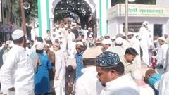 ईद-उल-फित्र की धूम, गोरखपुर में लोगों ने दुआ के साथ अदा की नमाज, गले मिलकर दी मुबारकबाद