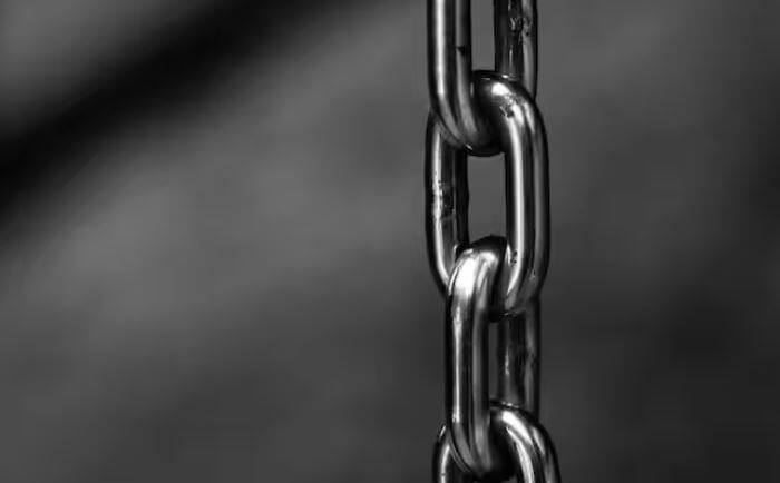 ਜਦੋਂ ਕਿ ਆਮ ਸਟੀਲ ਕਾਰਬਨ ਅਤੇ ਲੋਹੇ ਨੂੰ ਮਿਲਾ ਕੇ ਬਣਾਇਆ ਜਾਂਦਾ ਹੈ। ਇਸ ਕਾਰਨ, ਲੋਹਾ ਸਖ਼ਤ ਹੋ ਜਾਂਦਾ ਹੈ, ਜਿਸ ਕਾਰਨ ਆਮ ਸਟੀਲ ਨੂੰ ਵੀ ਜੰਗ ਲੱਗ ਜਾਂਦੀ ਹੈ।