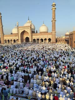 Eid Ul Fitr 2025: दिल्ली में धूमधाम से अदा की गई नमाज, मस्जिदों और ईदगाहों में उमड़ी लोगों की भीड़, देखें तस्वीर