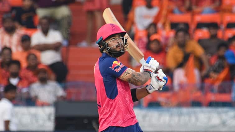 Riyan Parag Criticised for tossing away phone of groundsmen after clicking a selfie rr vs csk ipl 2025 IPL 2025: सेल्फी लेने के बाद रियान पराग ने ग्राउंड स्टाफ का फेंक दिया फोन? जानें मामले का पूरा सच