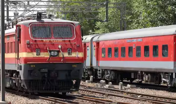 ਭਾਰਤੀ ਰੇਲਵੇ ਦੁਨੀਆ ਦਾ ਚੌਥਾ ਸਭ ਤੋਂ ਵੱਡਾ ਰੇਲ ਸਿਸਟਮ ਹੈ। ਹਰ ਰੋਜ਼ ਕਰੋੜਾਂ ਯਾਤਰੀ ਦੇਸ਼ ਭਰ ਵਿੱਚ ਰੇਲਗੱਡੀ ਰਾਹੀਂ ਯਾਤਰਾ ਕਰਦੇ ਹਨ। ਇਨ੍ਹਾਂ ਵਿੱਚੋਂ ਕੁਝ ਯਾਤਰੀ ਛੋਟੀ ਦੂਰੀ ਲਈ ਯਾਤਰਾ ਕਰਦੇ ਹਨ। ਫਿਰ ਕੁਝ ਲੰਬੀ ਦੂਰੀ ਦੀ ਯਾਤਰਾ 'ਤੇ ਜਾਂਦੇ ਹਨ। ਕੁਝ ਲੋਕਾਂ ਦੀ ਯਾਤਰਾ ਸਿਰਫ਼ ਇੱਕ ਦਿਨ ਦੀ ਹੁੰਦੀ ਹੈ। ਬਹੁਤ ਸਾਰੇ ਲੋਕ ਦਿਨ ਰਾਤ ਯਾਤਰਾ ਕਰਦੇ ਹਨ ਅਤੇ ਕੁਝ ਲੋਕ ਸਿਰਫ਼ ਰਾਤ ਨੂੰ ਹੀ ਯਾਤਰਾ ਕਰਦੇ ਹਨ। ਪਰ ਕੀ ਤੁਸੀਂ ਜਾਣਦੇ ਹੋ ਕਿ ਰਾਤ ਨੂੰ ਟ੍ਰੇਨ ਵਿੱਚ ਯਾਤਰਾ ਕਰਨ ਲਈ ਕੁਝ ਨਿਯਮਾਂ ਦੀ ਪਾਲਣਾ ਕਰਨੀ ਪੈਂਦੀ ਹੈ।