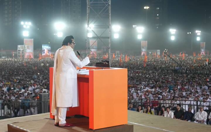 राज ठाकरे यांनी याच मुद्द्यावरुन वाल्मिक कराड याला लक्ष्य केले. संतोष देशमुख यांना घाणेरड्या पद्धतीने मारण्यात आले. किती घाणेरड्या प्रकारे एखाद्या माणसाला मारावं. तुमच्या अंगात नसानसांत एवढी क्रुरता असेल तर मी जागा दाखवेन, असे राज ठाकरे यांनी म्हटले.