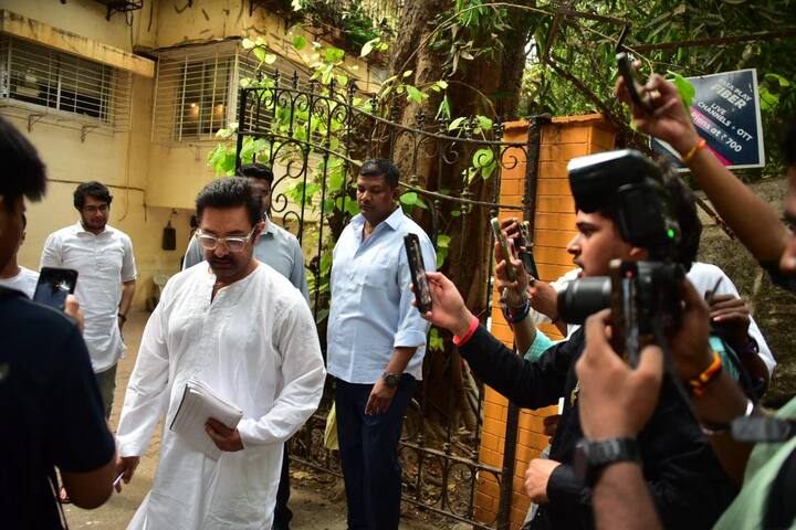 Aamir was also seen getting clicked with the fans outside his residence.
