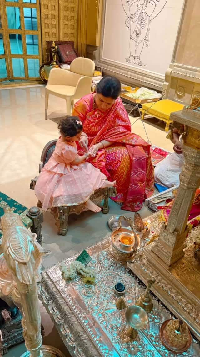 రామ్ చరణ్, ఉపాసనల ముద్దుల గారాలపట్టి క్లీంకార ఇప్పటికే మెగా మనవరాలిగా, వారసురాలిగా ఫుల్ క్రేజ్ సంపాదించుకుంది. ఇప్పటివరకూ చిన్నారి ఫేస్ రివీల్ చేయకుండా చరణ్ దంపతులు జాగ్రత్తలు తీసుకున్నారు.