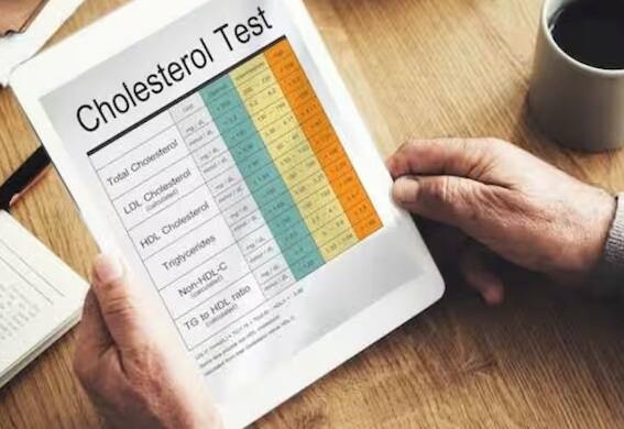 કોલેસ્ટ્રોલ શરીર માટે ખૂબ જ મહત્વપૂર્ણ તત્વ છે પરંતુ જ્યારે તેનું પ્રમાણ સામાન્ય સ્તર કરતાં વધી જાય છે ત્યારે તે સ્વાસ્થ્ય માટે ખતરનાક બની શકે છે. દર વર્ષે મોટી સંખ્યામાં લોકો હાર્ટ અટેકથી મૃત્યુ પામે છે. WHO મુજબ, વિશ્વમાં મોટાભાગના મૃત્યુ હૃદય રોગને કારણે થાય છે. દર વર્ષે લગભગ 1.80 કરોડ લોકો હાર્ટ અટેક અથવા સ્ટ્રોકને કારણે જીવ ગુમાવે છે. હાર્ટ અટેકનું સૌથી મોટું કારણ હાઈ કોલેસ્ટ્રોલ છે.