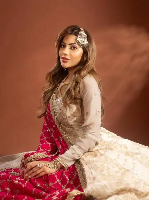 ईदच्या निमित्तानं निक्की तंबोळीनं पारंपारिक लूकमधील तिचे अनेक फोटो शेअर केले आहेत.