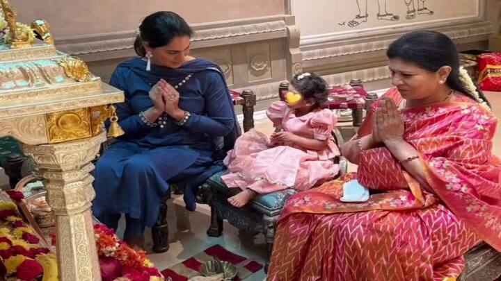 Klinkaara: రామ్ చరణ్, ఉపాసనల గారాలపట్టి క్లీంకార గురించి ప్రత్యేకంగా చెప్పాల్సిన పని లేదు. తాజాగా ఉగాది పూజలో అమ్మ ఉపాసన, నానమ్మ సురేఖతో కలిసి పాల్గొంది. ఈ ఫోటోలు వైరల్‌గా మారాయి.