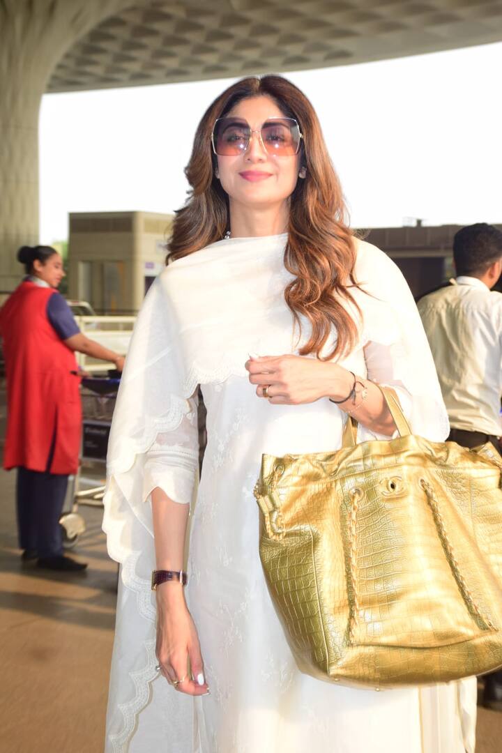 शिल्पा ने एयरपोर्ट पर व्हाइट कलर का सूट पहना हुआ था. उसके साथ उन्होंने गोल्डन कलर का बैग कैरी किया था. शिल्पा इस लुक में बहुत प्यारी लग रही थीं.