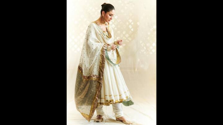 7. White Elegant Suit Look: The stunning white Anarkali with gold accents made Kareena Kapoor look mesmerising. She completed her look with a sheer dupatta which had a rich border and traditional juttis which had stunning embroidery. The statement earrings enhanced the outfit, making it perfect for Eid celebrations. (Image Source: Instagram/@kareenakapoorkhan)