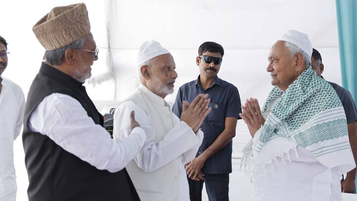 Eid 2025: देशभर में आज ईद मनाई जा रही है. पटना के गांधी मैदान में हर साल की तरह इस बार भी सुबह 7.30 बजे ईद की नमाज अदा दी गई. इस दौरान मुख्यमंत्री नीतीश कुमार भी गांधी मैदान में पहुंचे.