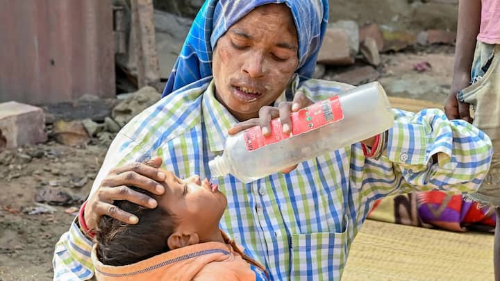 পশ্চিমের জেলায় গরম অনেকটাই বেশি অনুভূত হবে। তাপমাত্রা বা সর্বোচ্চ তাপমাত্রায় খুব একটা পরিবর্তন নেই। তাপমাত্রার থেকেও বেশি হবে ফিল লাইক টেম্পারেচার। মঙ্গলবার থেকে সামান্য কমতে পারে দিনের সর্বোচ্চ তাপমাত্রা। শুক্রবারের মধ্যে দুই থেকে তিন ডিগ্রি তাপমাত্রা কমতে পারে বিভিন্ন জেলাতে। 