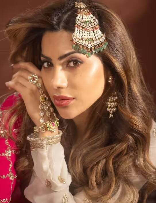 फोटोंमध्ये निक्की खूपच सुंदर दिसत आहे. आपल्या हटके अदांनी ती नेहमीच चाहत्यांच्या काळजाचा ठोका चुकवत असते.