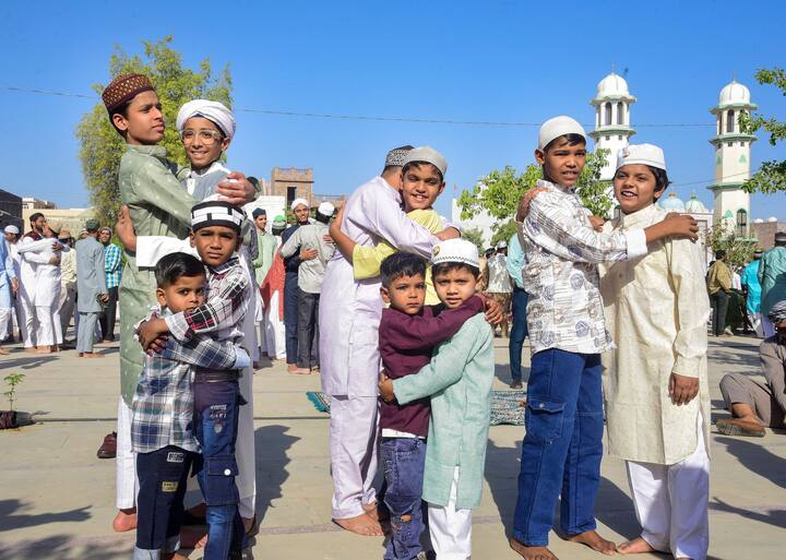 कश्मीर के अनंतनाग में बच्चों से लेकर बड़ों तक ने एक दूसरे को गले लगाकर ईद की मुबारकबाद दी. दिल्ली की जामा मस्जिद में हजारों की संख्या में मुस्लिमों ने ईद की नमाज अदा की और एक दूसरे को मुबारकबाद दी.