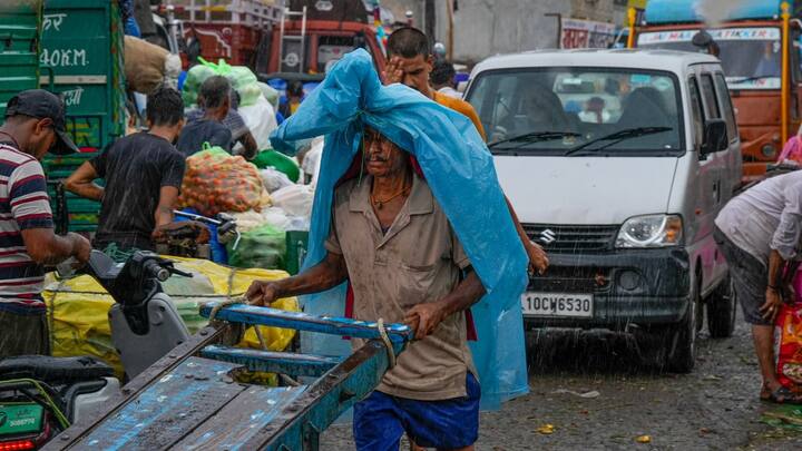 তবে বৃহস্পতিবার থেকে আবহাওয়ার পরিবর্তন পূর্বভাস রয়েছে। কোথাও কোথাও মেঘলা আকাশের সম্ভাবনা। শুক্রবার ও শনিবার বৃষ্টির সম্ভাবনা দক্ষিণ ২৪ পরগনা, পূর্ব ও পশ্চিম মেদিনীপুর, বাঁকুড়া, পুরুলিয়া জেলাতে।