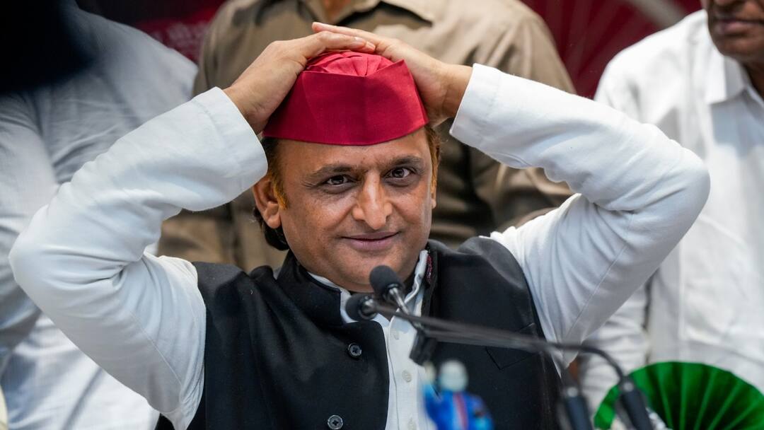 ईदगाह जा रहे अखिलेश यादव का काफिला रोका! सपा चीफ बोले- ऐसा कभी नहीं देखा, इमरजेंसी है क्या? Akhilesh Yadav says Is there emergency never seen such barricading not be able to celebrate festival ann ईदगाह जा रहे अखिलेश यादव का काफिला रोका! सपा चीफ बोले- ऐसा कभी नहीं देखा, इमरजेंसी है क्या?