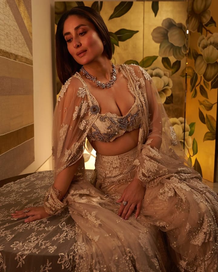 Kareena Kapoor wore a deep cut blouse. With which he is wearing a sari adorned with flowers. She looks very cute in this saree.