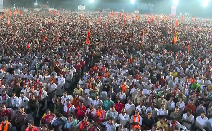 राज ठाकरेंच्या सभेवेळी शिवाजी पार्क मैदाना तुडुंब भरल्याचे पाहायला मिळाले.