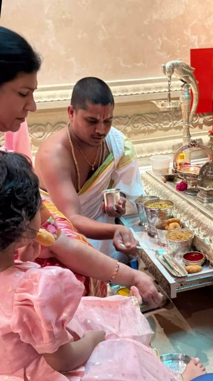 చిన్నారి క్లీంకార ఎంత చక్కగా పూజ చేస్తుంది.. సో క్యూట్ అంటూ నెటిజన్లు కామెంట్స్ చేస్తున్నారు. అయితే, ఈసారి కూడా చిన్నారి ఫేస్ను లవ్ ఎమోజీతో ఉపాసన కవర్ చేశారు.