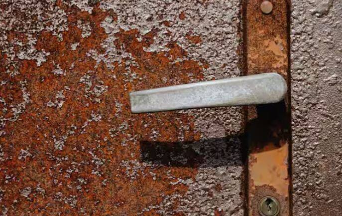 ਪਹਿਲਾਂ ਜਾਣੋ ਕਿ ਜੰਗਾਲ ਕਿਵੇਂ ਹੁੰਦਾ ਹੈ। ਜਦੋਂ ਲੋਹੇ ਦੀ ਬਣੀ ਕੋਈ ਵੀ ਚੀਜ਼ ਨਮੀ ਜਾਂ ਹਵਾ ਦੇ ਸੰਪਰਕ ਵਿੱਚ ਆਉਂਦੀ ਹੈ, ਤਾਂ ਇਹ ਆਕਸੀਜਨ ਨਾਲ ਪ੍ਰਤੀਕਿਰਿਆ ਕਰਦੀ ਹੈ।