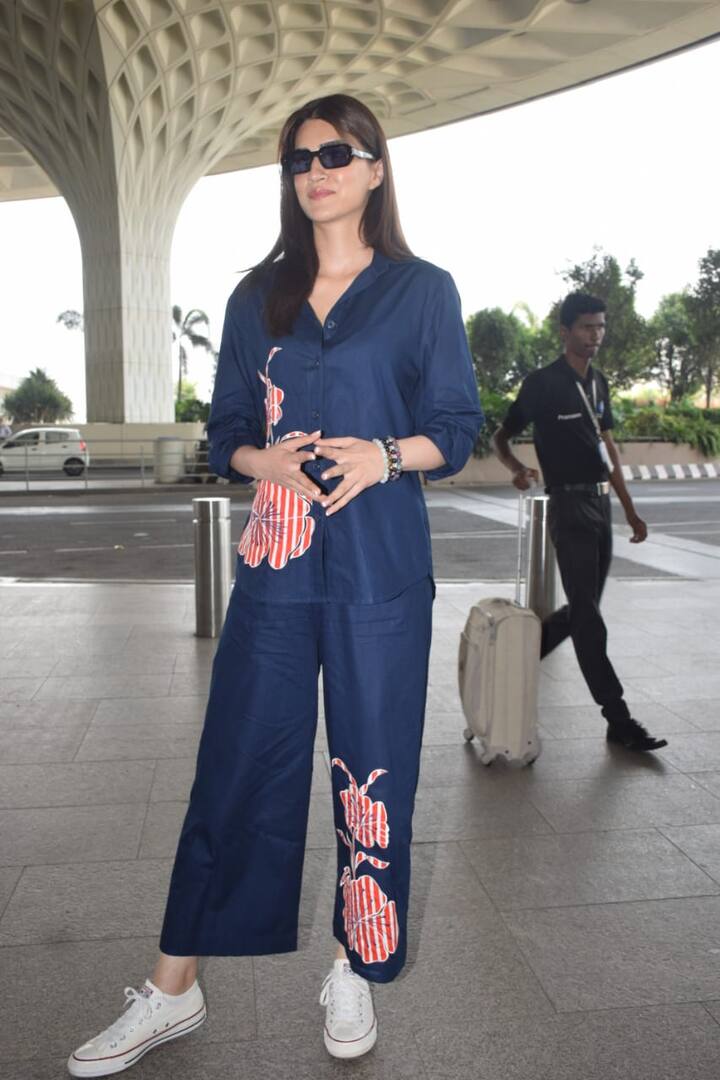 कृति सेनन भी एयरपोर्ट पर स्पॉट हुईं. उन्होंने ब्लू कलर का को-अर्ड सेट पहना हुआ था.