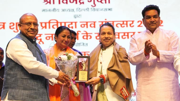 hindu new year 2025  Kailash Kher songs echoed in Delhi Assembly Rekha gupta Vijender Gupta ann हिंदू नववर्ष पर दिल्ली विधानसभा में गूंजे कैलाश खेर के तराने, विजेंद्र गुप्ता बोले- 'भारतीय संस्कृति को...'