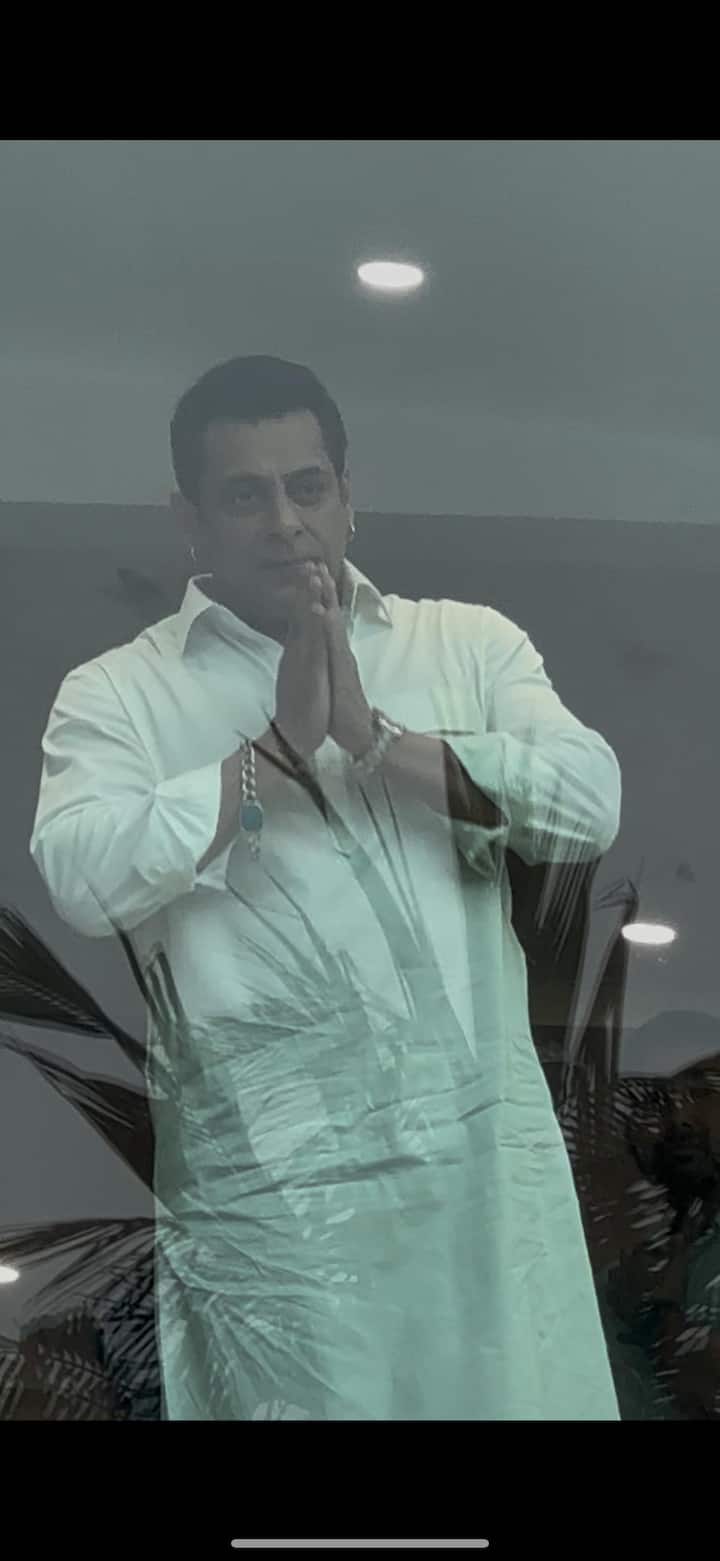 Eid 2025: Aamir Khan Poses With Junaid And Aazad, Salman Khan Greets Fans With Neice Ayat On Her Side. See Pics Salman Khan, whose film Sikandar has released on Sunday, was seen greeting fans from the balcony of his Galaxy Apartment.