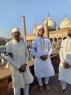 जामा मस्जिद के भीतर ईद के दिन क्यों काली पट्टी पहनकर पहुंचे मुस्लिम? तस्वीरें चौंकाने वाली