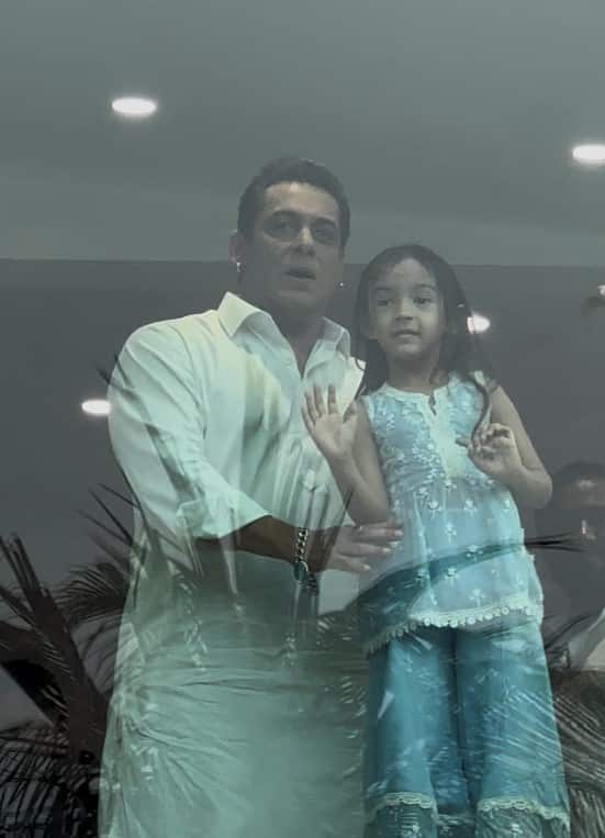 इस साल भी सलमान खान आज यानि ईद के दिन अपने घर बालकनी में नजर आए. लेकिन खास बात ये थी कि एक्टर ने बुलेटप्रूफ गिलास के पीछे पोज दिए.