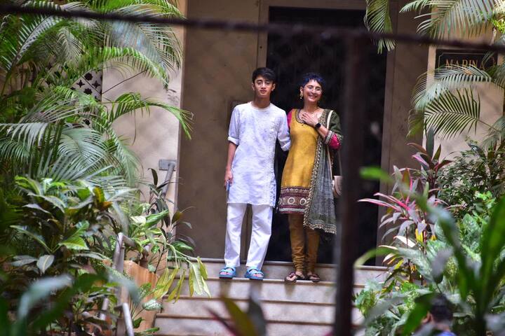 किरण राव अपने बेटे आजाद के साथ आमिर के घर पहुंची थी. आजाद ने ईद पर व्हाइट कुर्ता पहना हुआ था.