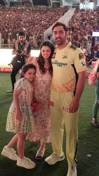 রাঁচির এই স্কুলে পড়েন ধোনির মেয়ে, বছরে খরচ কত?