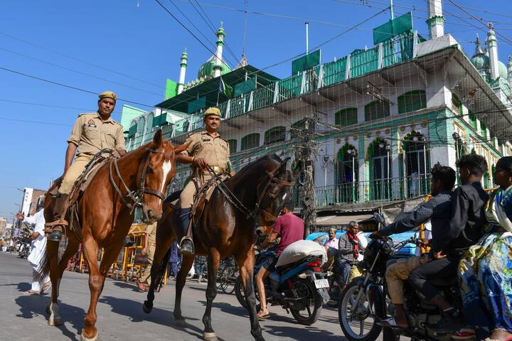 सड़क पर नमाज पढ़ने पर रोक की वजह से यूपी में कई जगहों पर पुल‍िस से लोग भिड़ते नजर आए. सहारनपुर में नमाज के बाद कई लोगों ने फिलिस्तीन के झंडे लहराए. मेरठ और मुरादाबाद में ईदगाह में नमाज को लेकर पुल‍िस और नमाजियों के बीच तीखी नोकझोंक देखने को मिली.