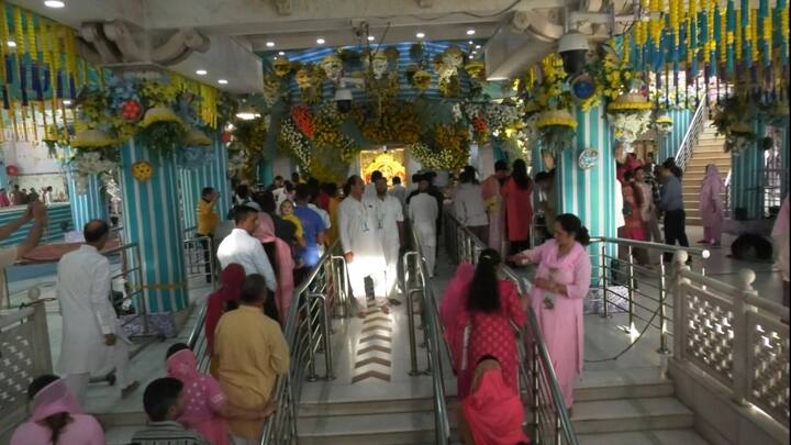 प्रशासन ने भीड़ को नियंत्रित करने और भक्तों की सुविधा के लिए विशेष इंतजाम किए हैं. मंदिर में दर्शन का समय सीमित होने के बावजूद, भक्तों का उत्साह देखने लायक होता है. मंदिर तक पहुंचना बेहद आसान है. दिल्ली मेट्रो की ब्लू लाइन के झंडेवालान स्टेशन से यहां पैदल जाया जा सकता है.