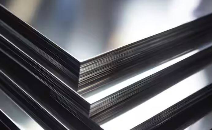 ਹਾਲਾਂਕਿ, ਇਸ ਵਿੱਚ ਕੁਝ ਪ੍ਰਤੀਸ਼ਤ ਨਿੱਕਲ ਵੀ ਮਿਲਾਇਆ ਜਾਂਦਾ ਹੈ, ਜੋ ਇਸਨੂੰ ਮਜ਼ਬੂਤ ​​ਬਣਾਉਣ ਦਾ ਕੰਮ ਕਰਦਾ ਹੈ। ਹਾਲਾਂਕਿ, ਜੰਗਾਲ ਨੂੰ ਰੋਕਣ ਲਈ ਸਟੇਨਲੈੱਸ ਸਟੀਲ ਲਈ ਕ੍ਰੋਮੀਅਮ ਜ਼ਰੂਰੀ ਹੈ। ਇਸਦੀ ਇੱਕ ਪਰਤ ਸਟੀਲ ਉੱਤੇ ਬਣਦੀ ਹੈ, ਜੋ ਜੰਗਾਲ ਲੱਗਣ ਤੋਂ ਰੋਕਦੀ ਹੈ।